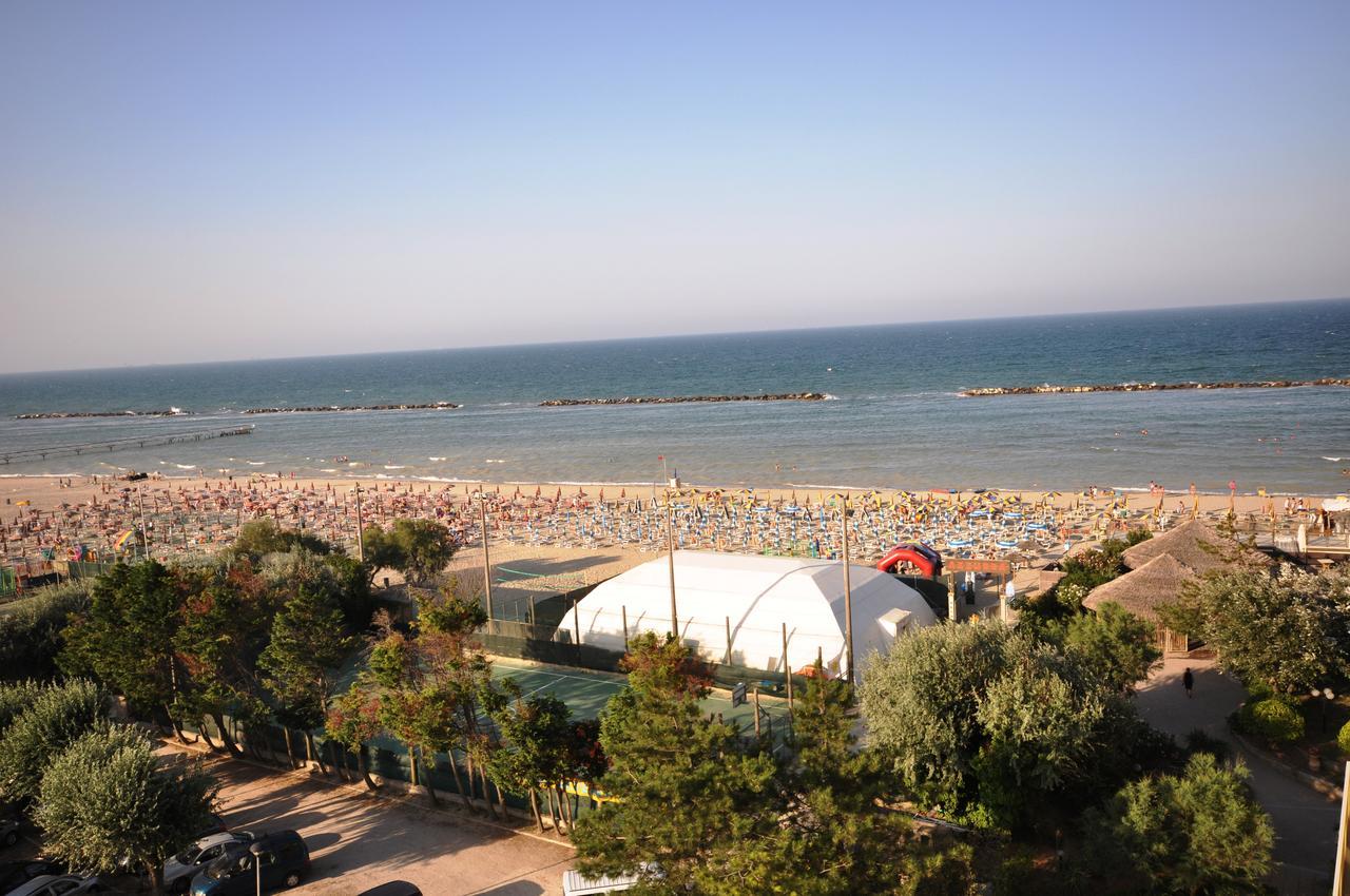 Vierbettzimmer mit Balkon und seitlichem Meerblick