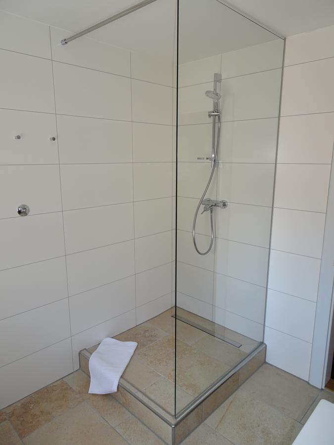 Single Room,831131069:JPEG