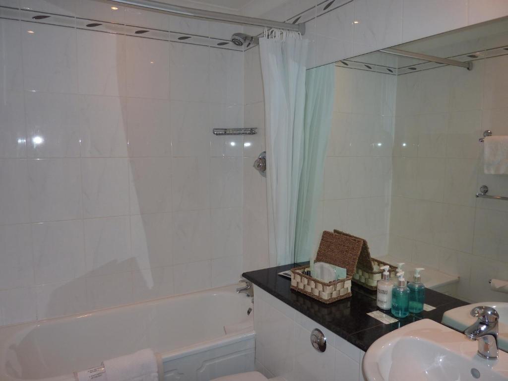 Double Room Four Poster Bed
