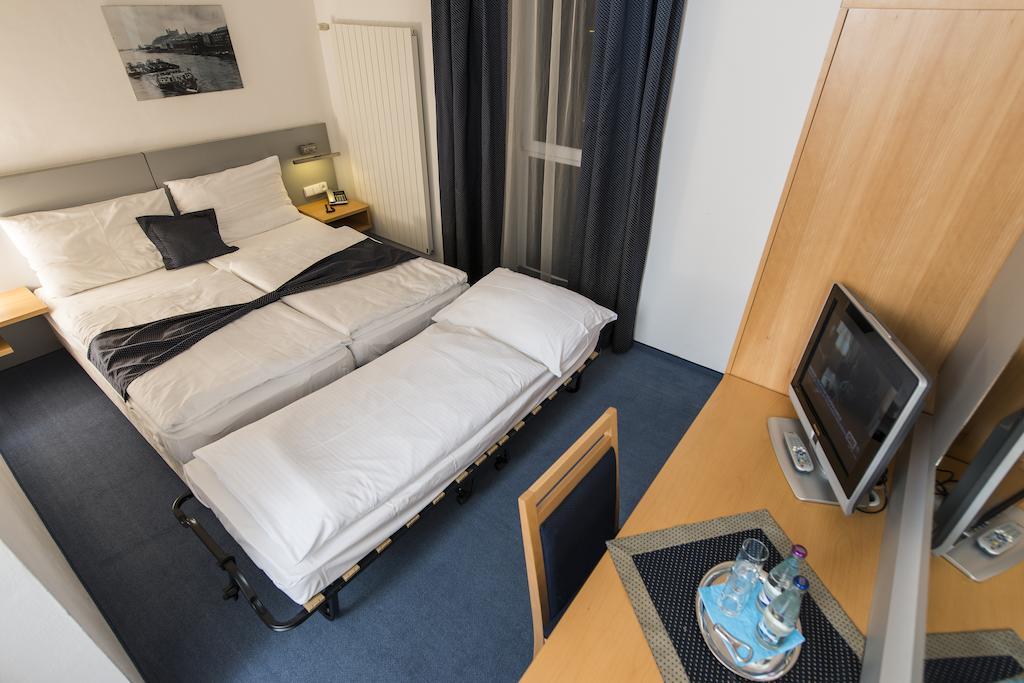 Double Room with Extra Bed,699905467:JPEG