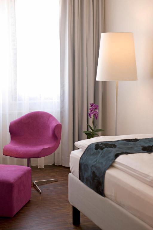 French Single Room,25579875:JPEG