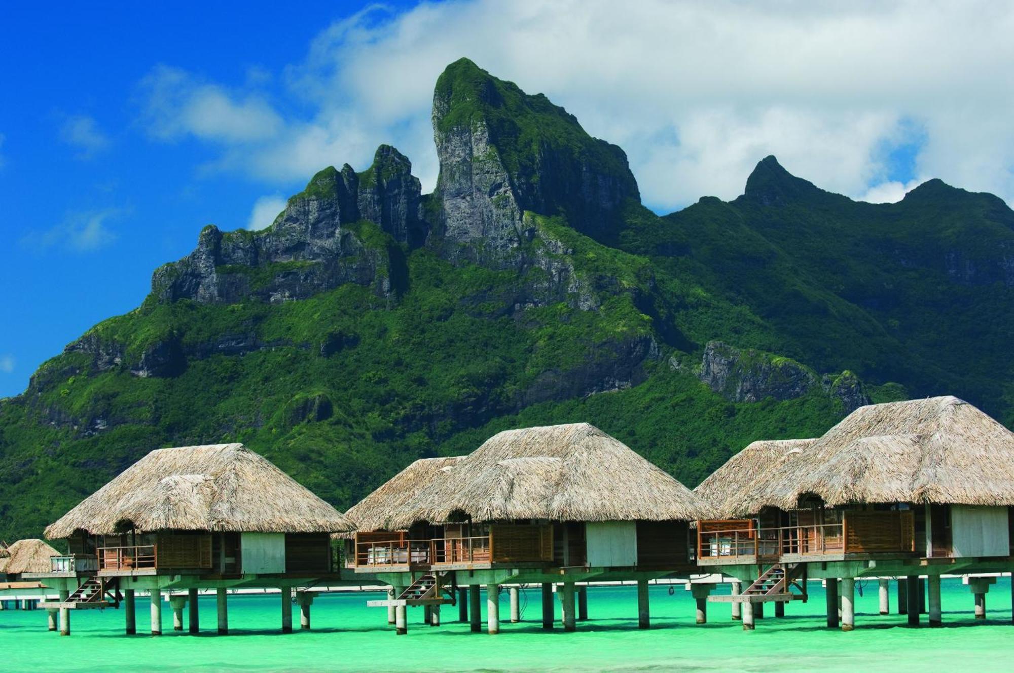 Bungalow-Suite mit 1 Schlafzimmer mit Kingsize-Bett und Bergblick - über dem Wasser