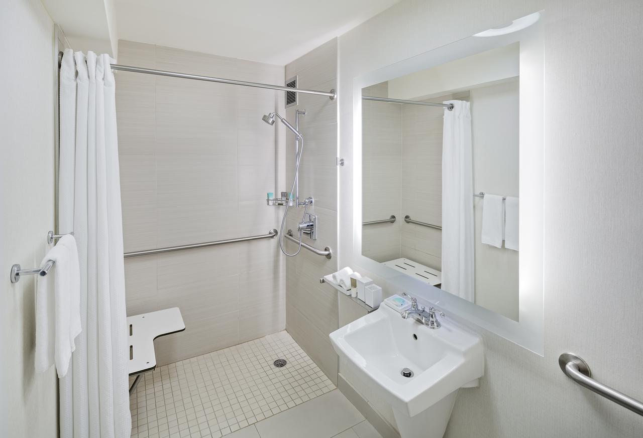 Zimmer mit Kingsize-Bett und barrierefreier Dusche – barrierefrei