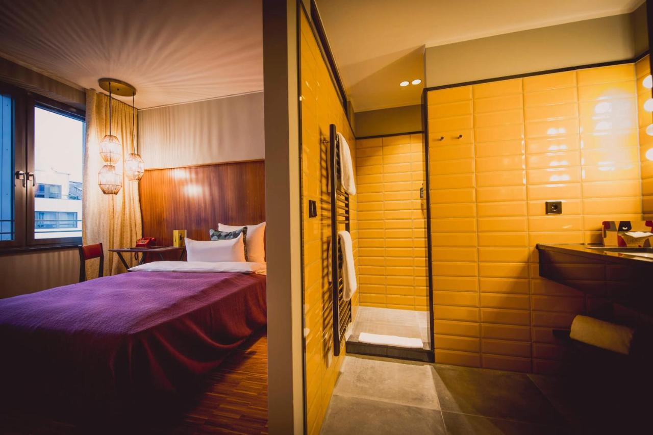 S - Studio,768846205:JPEG