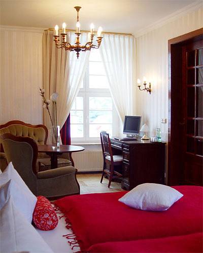 Family Room (3 Adults),79691277:JPEG