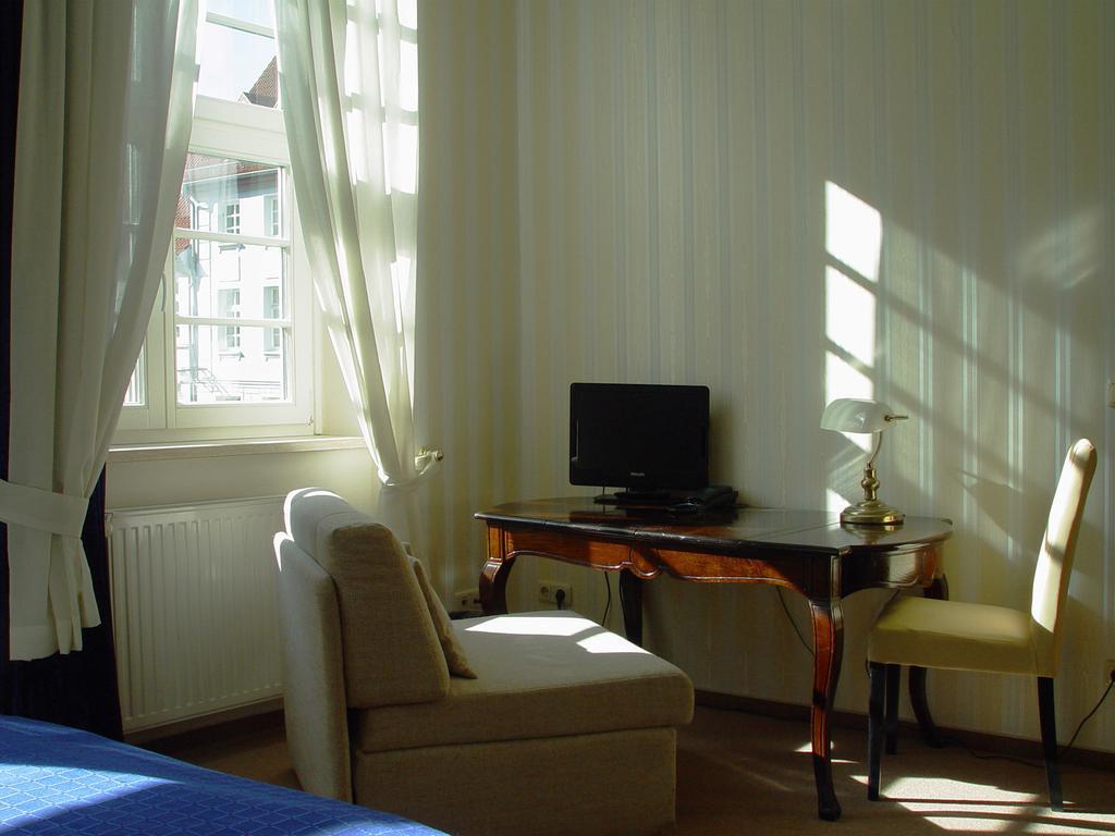Family Room,79691277:JPEG