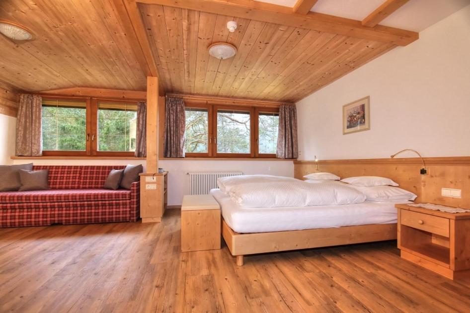 Deluxe Family Room,943209796:JPEG