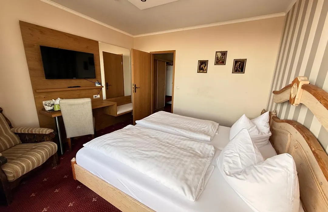 Landhotel Burgenblick-1