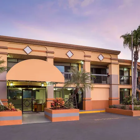 Travelodge By Wyndham Fort Myers Cape Coral-2
