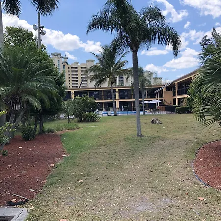 Travelodge By Wyndham Fort Myers Cape Coral-3