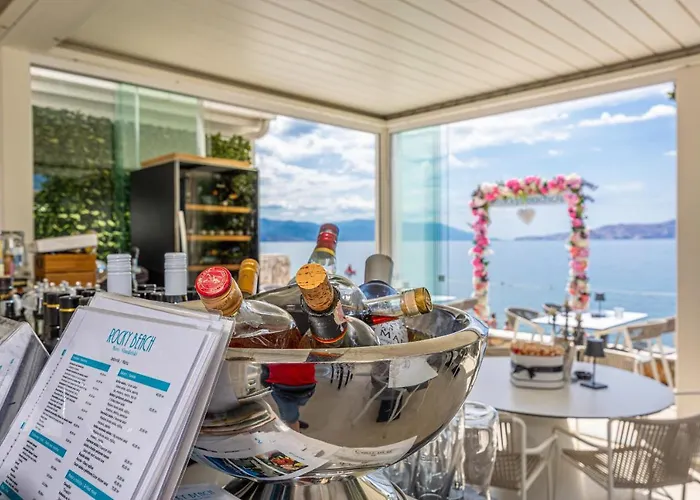 Resort: Rocky Beach Rooms