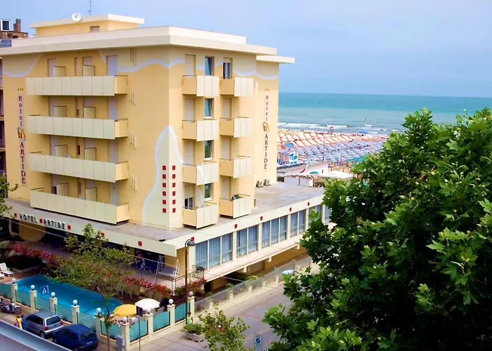 Hotel mit Pool: Hotel Artide