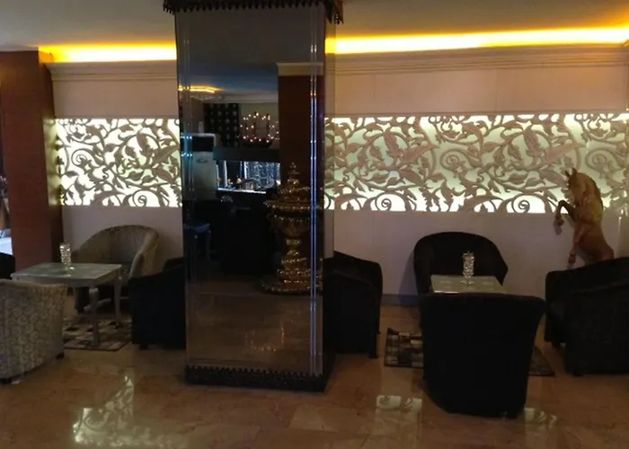 Hotel nahe College: Maya Hotel