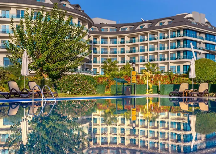 Commodore Elite Suites & Spa (Adults Only)