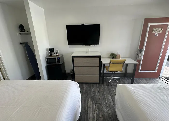 Motel: Town And Country Inn