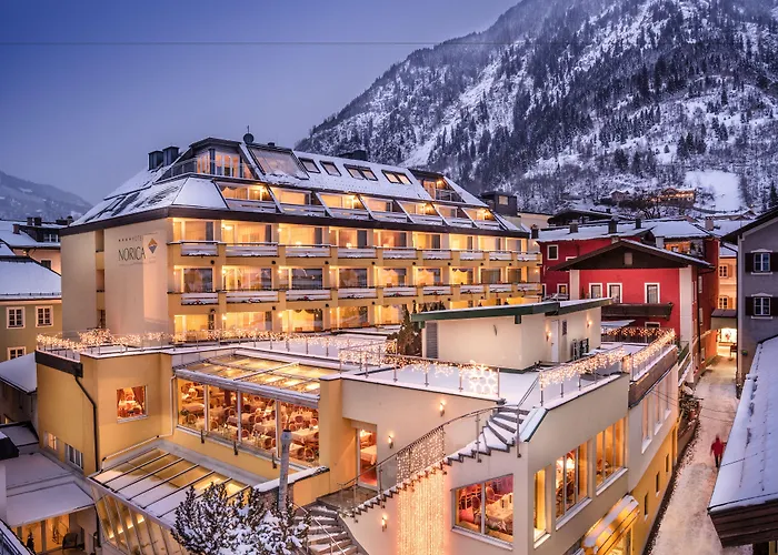 Hotel Norica - Thermenhotels Gastein mit dem Bademantel direkt in die Therme
