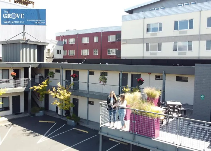 Golf Hotel: The Grove West Seattle Inn