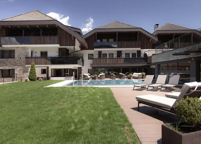 Aparthotel Familiaris - Family Apartments - Pools & Spa In Dolomites