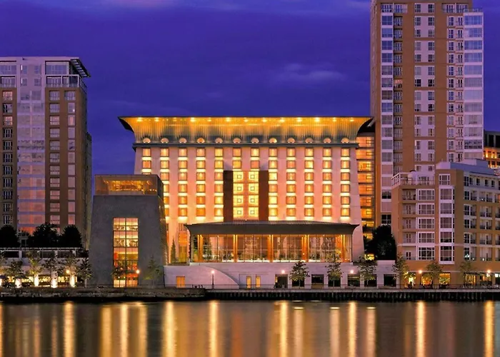 Canary Riverside Plaza