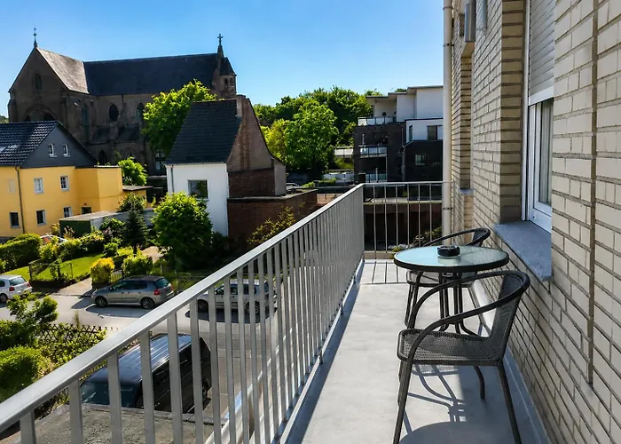 Select Suites & Aparts